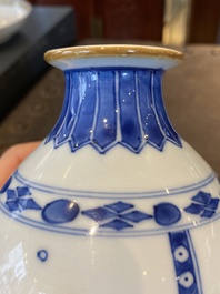 Un vase de forme globulaire en porcelaine de Chine en bleu et blanc, Kangxi