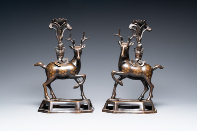 Une paire de bougeoirs en forme de cerfs en bronze, Chine, Kangxi/Qianlong
