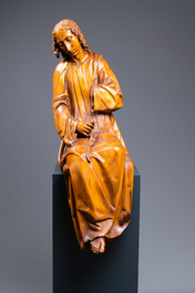 Deux importantes figures d'anges assis en ch&ecirc;ne sculpt&eacute;, Flandres, 17&egrave;me