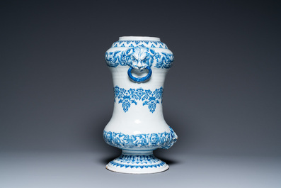 Een grote blauw-witte Delftse fontein in albarello-vorm, eind 17e eeuw