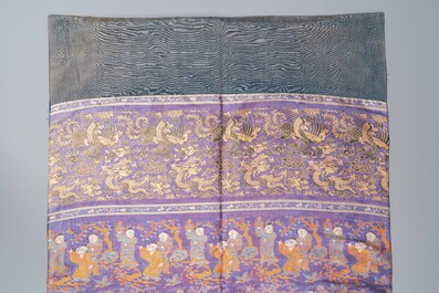 Un panneau rectangulaire en soie brod&eacute;e de type kesi, Chine, 19&egrave;me