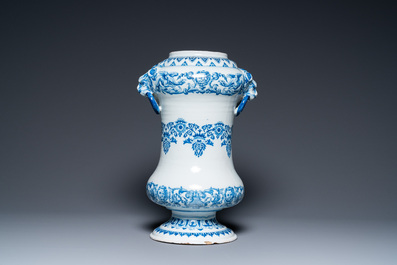 Een grote blauw-witte Delftse fontein in albarello-vorm, eind 17e eeuw