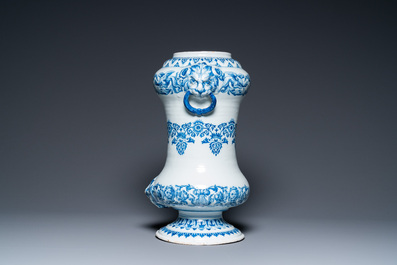 Een grote blauw-witte Delftse fontein in albarello-vorm, eind 17e eeuw