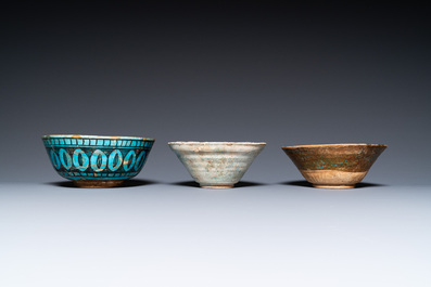 Une collection de trois bols et deux plats en c&eacute;ramique &agrave; &eacute;mail turquoise, Moyen-Orient, e.o. Koubachi, 13&egrave;me et apr&egrave;s