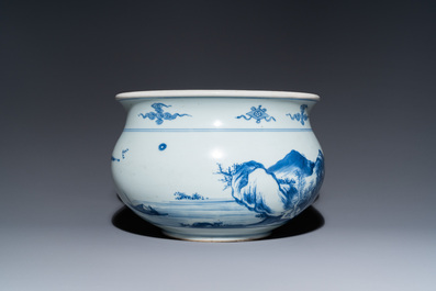 Un br&ucirc;le-parfum en porcelaine de Chine en bleu et blanc, Kangxi