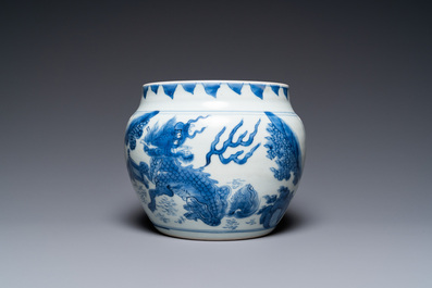 Een Chinese blauw-witte 'kylin' kom met later houten deksel, Transitie periode