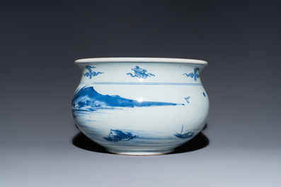 Un br&ucirc;le-parfum en porcelaine de Chine en bleu et blanc, Kangxi