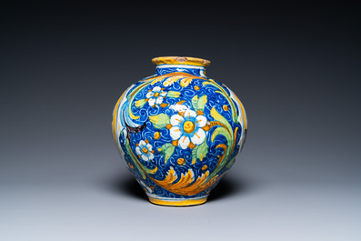 Een 'vaso a palla' in Italiaanse majolica met een man met een tulband, atelier Maestro Domenico, Veneti&euml;, midden 16e eeuw