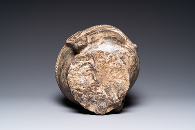 Une t&ecirc;te de Bouddha en pierre sculpt&eacute;e, Chine, Ming ou apr&egrave;s