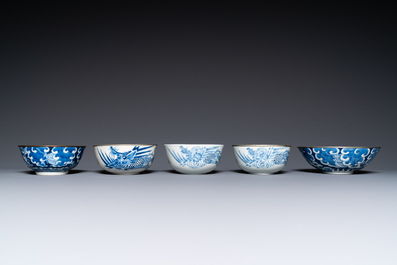 Vijf Chinese 'Bleu de Hue' kommen voor de Vietnamese markt, 19e eeuw