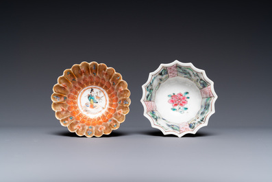 Een gelobde Chinese vergulde famille rose 'lotus' kop en schotel en &eacute;&eacute;n met hanen, Yongzheng/Qianlong