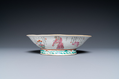 Een paar Chinese famille verte vazen, een dekselpot en een famille rose 'Wu Shuang Pu' kom, 19e eeuw