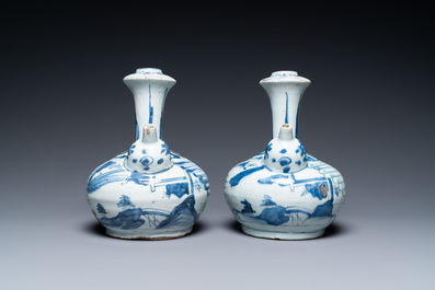 Une paire de kendis en porcelaine de Chine en bleu et blanc &agrave; d&eacute;cor d'un personnage dans un paysage, Wanli