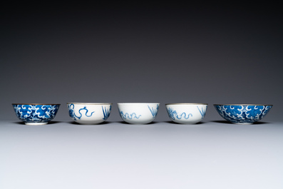 Vijf Chinese 'Bleu de Hue' kommen voor de Vietnamese markt, 19e eeuw