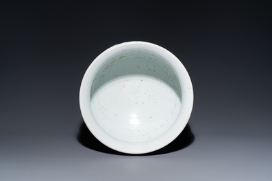 Un br&ucirc;le-parfum en porcelaine de Chine en bleu et blanc, Kangxi