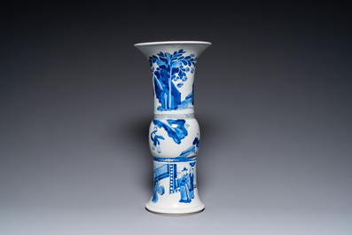 Un vase de forme 'gu' en porcelaine de Chine en bleu et blanc, Kangxi