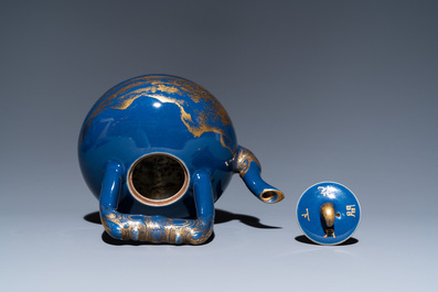 Een Chinese monochrome blauwe theepot met verguld decor, Qianlong merk en wellicht periode