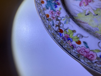 Une paire d'assiettes en porcelaine de Chine famille rose &agrave; d&eacute;cor d'une dame et deux gar&ccedil;ons dans un jardin, Yongzheng