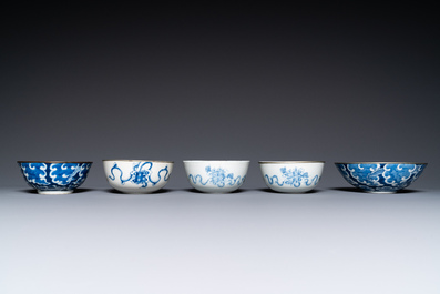 Vijf Chinese 'Bleu de Hue' kommen voor de Vietnamese markt, 19e eeuw