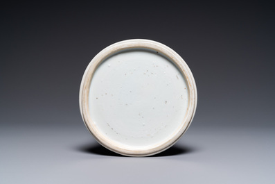 Un vase de forme 'gu' en porcelaine de Chine en bleu et blanc, Kangxi