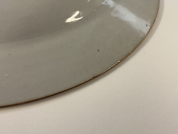 Une paire d'assiettes en porcelaine de Chine famille rose &agrave; d&eacute;cor d'une dame et deux gar&ccedil;ons dans un jardin, Yongzheng