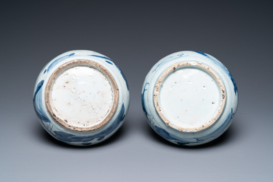 Une paire de kendis en porcelaine de Chine en bleu et blanc &agrave; d&eacute;cor d'un personnage dans un paysage, Wanli