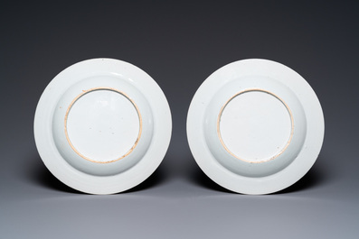 Une paire d'assiettes en porcelaine de Chine famille rose &agrave; d&eacute;cor d'une dame et deux gar&ccedil;ons dans un jardin, Yongzheng