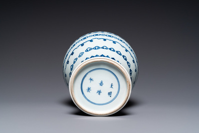 Een Chinese blauw-witte kalebasvaas, Jiajing merk, Qing