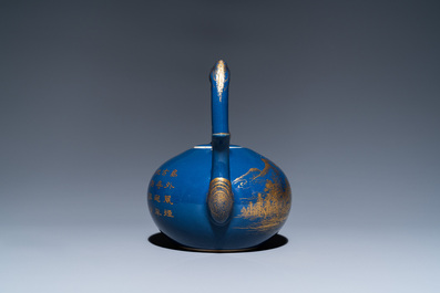 Een Chinese monochrome blauwe theepot met verguld decor, Qianlong merk en wellicht periode