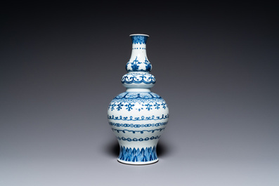 Een Chinese blauw-witte kalebasvaas, Jiajing merk, Qing