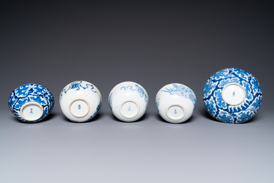 Vijf Chinese 'Bleu de Hue' kommen voor de Vietnamese markt, 19e eeuw