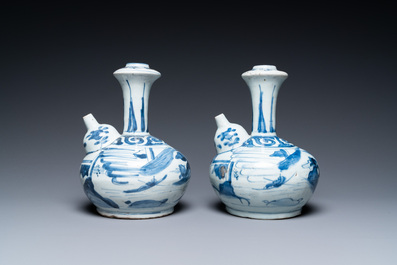 Une paire de kendis en porcelaine de Chine en bleu et blanc &agrave; d&eacute;cor d'un personnage dans un paysage, Wanli