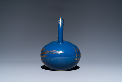 Een Chinese monochrome blauwe theepot met verguld decor, Qianlong merk en wellicht periode