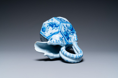 Une grande verseuse &agrave; pans coup&eacute;s en fa&iuml;ence de Nevers en bleu et blanc &agrave; d&eacute;cor chinois, fin du 17&egrave;me