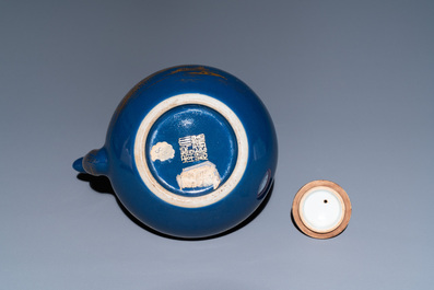Een Chinese monochrome blauwe theepot met verguld decor, Qianlong merk en wellicht periode