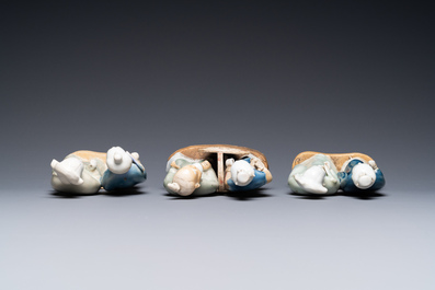 Drie Chinese blauw-witte en celadon-geglazuurde groepen, Qianlong