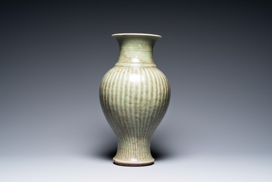Een Chinese geribde Longquan celadon vaas, Ming