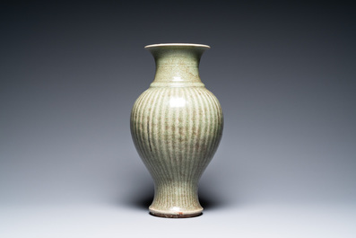 Een Chinese geribde Longquan celadon vaas, Ming
