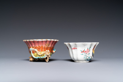 Een gelobde Chinese vergulde famille rose 'lotus' kop en schotel en &eacute;&eacute;n met hanen, Yongzheng/Qianlong
