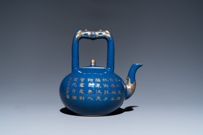 Een Chinese monochrome blauwe theepot met verguld decor, Qianlong merk en wellicht periode