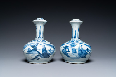 Une paire de kendis en porcelaine de Chine en bleu et blanc &agrave; d&eacute;cor d'un personnage dans un paysage, Wanli