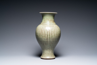 Een Chinese geribde Longquan celadon vaas, Ming