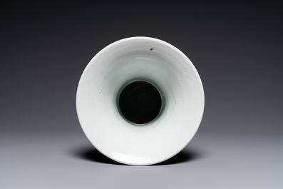 Un vase de forme 'gu' en porcelaine de Chine en bleu et blanc, Kangxi