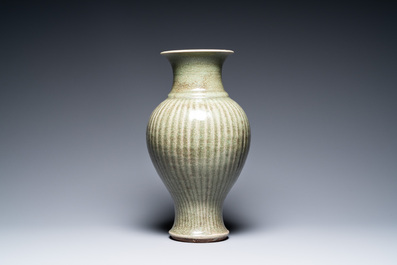 Een Chinese geribde Longquan celadon vaas, Ming