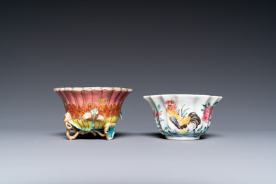 Een gelobde Chinese vergulde famille rose 'lotus' kop en schotel en &eacute;&eacute;n met hanen, Yongzheng/Qianlong