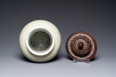 Een Chinese celadon 'lotusslingers' vaas met blauw-witte en koperrode panelen, Kangxi