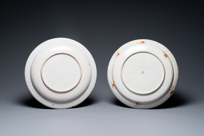 Deux plats en fa&iuml;ence polychrome de Delft en palette cachemire et de style Imari, 18&egrave;me