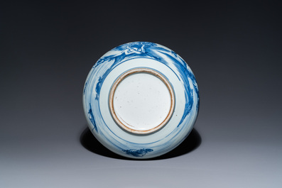 Un br&ucirc;le-parfum en porcelaine de Chine en bleu et blanc, Kangxi