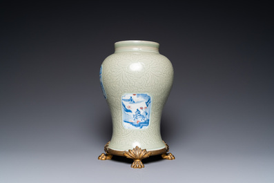 Een Chinese celadon 'lotusslingers' vaas met blauw-witte en koperrode panelen, Kangxi