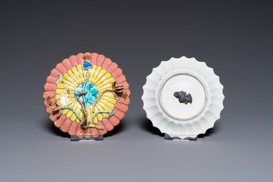Een gelobde Chinese vergulde famille rose 'lotus' kop en schotel en &eacute;&eacute;n met hanen, Yongzheng/Qianlong